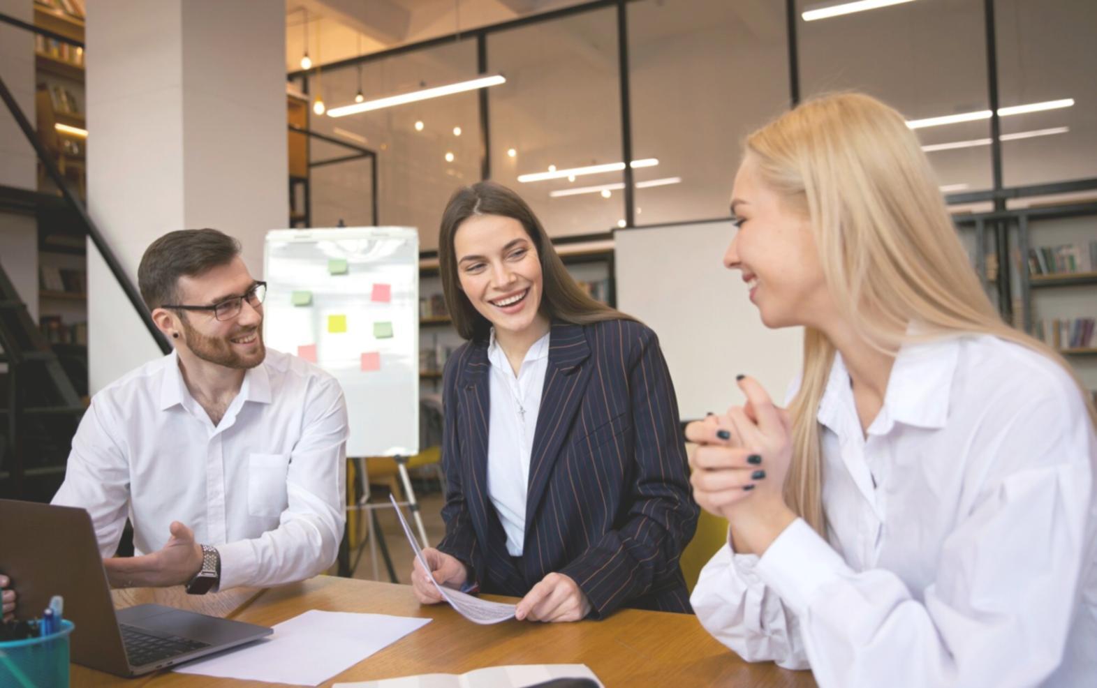 Grupo de pessoas a colaborar em projetos financeiros